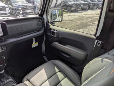 2026 Jeep Gladiator — photo 17 view