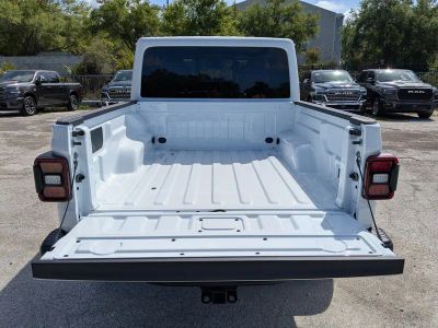 2026 Jeep Gladiator — photo 12 view