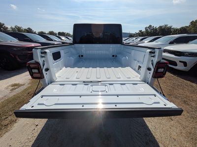 2026 Jeep Gladiator — photo 8 view