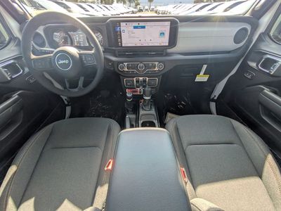 2026 Jeep Gladiator — photo 13 view