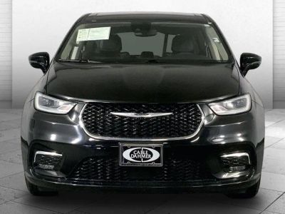 2024 Chrysler Pacifica — side profile view