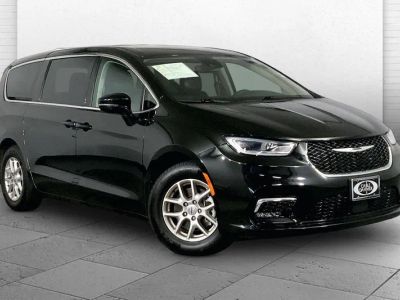 2024 Chrysler Pacifica Touring L in Diamond Black Cry — front three-quarter view