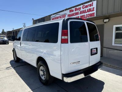 2014 Chevrolet Express 12 Passenger — engine compartment view