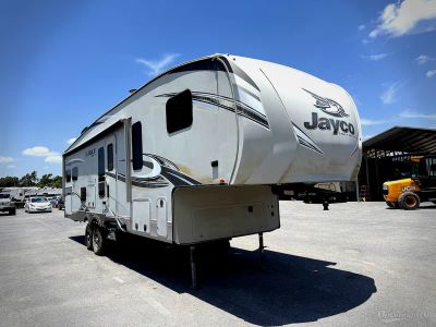 2018 Jayco Eagle HT — front three-quarter view