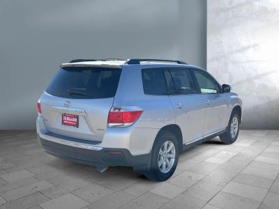 2012 Toyota Highlander — engine compartment view