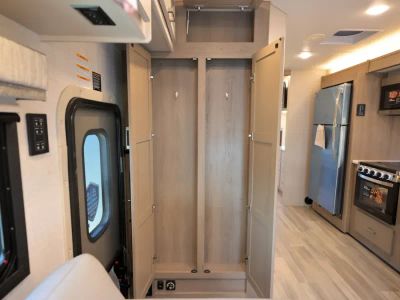 2027 Thor Motor Coach OMNI TRAIL — photo 19 view