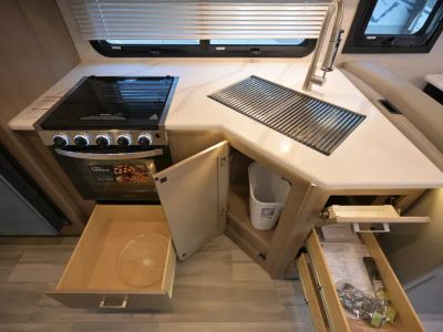 2027 Thor Motor Coach OMNI TRAIL — photo 10 view