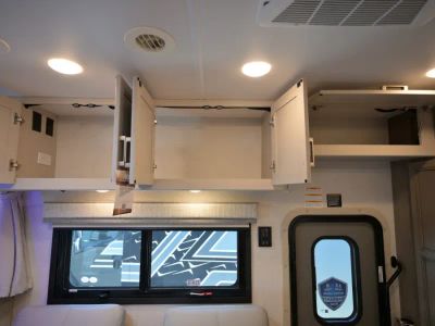 2027 Thor Motor Coach OMNI TRAIL — photo 18 view