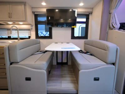 2027 Thor Motor Coach OMNI TRAIL — photo 7 view