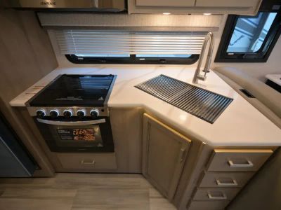 2027 Thor Motor Coach OMNI TRAIL — photo 9 view