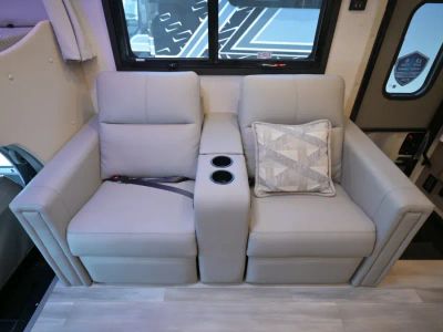 2027 Thor Motor Coach OMNI TRAIL — photo 17 view