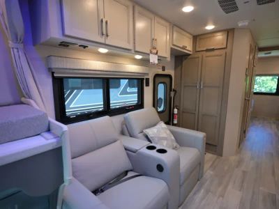 2027 Thor Motor Coach OMNI TRAIL — photo 16 view