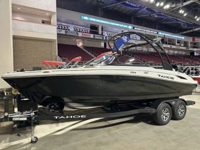 2026 Tahoe® 210 S — front three-quarter view