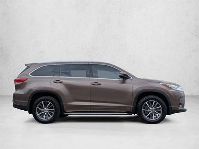 2017 Toyota Highlander - Photo 4