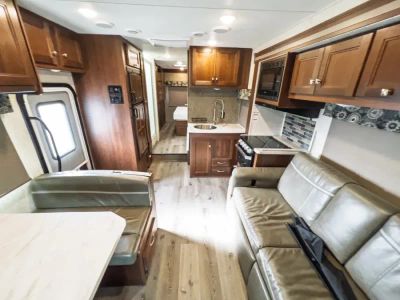 2018 Forest River SUNSEEKER — engine compartment view