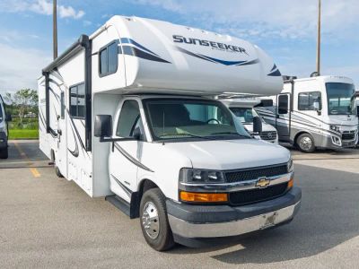 2018 Forest River SUNSEEKER — front three-quarter view
