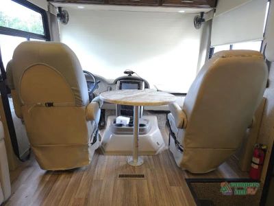 2019 Thor Motor Coach Miramar — photo 50 view