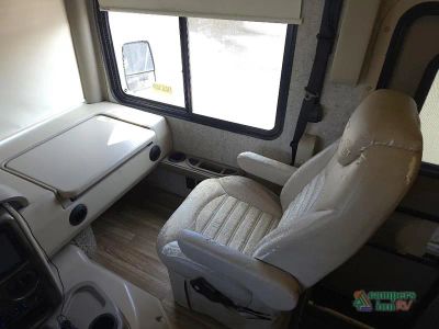 2019 Thor Motor Coach Miramar — photo 40 view