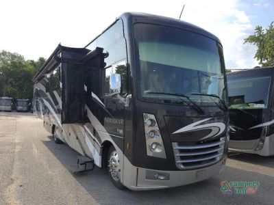 2019 Thor Motor Coach Miramar — front three-quarter view
