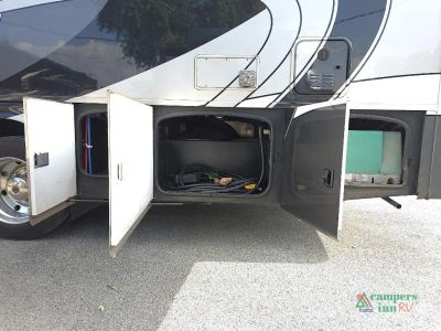 2019 Thor Motor Coach Miramar — photo 16 view