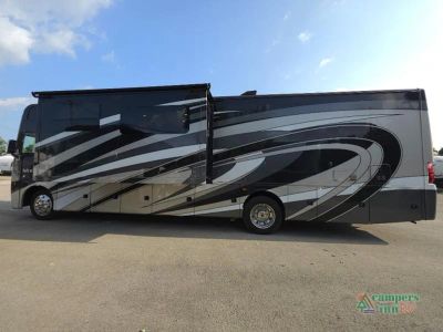 2019 Thor Motor Coach Miramar — interior view