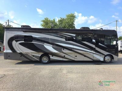 2019 Thor Motor Coach Miramar — photo 8 view