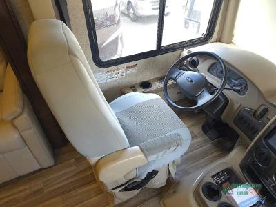 2019 Thor Motor Coach Miramar — photo 32 view