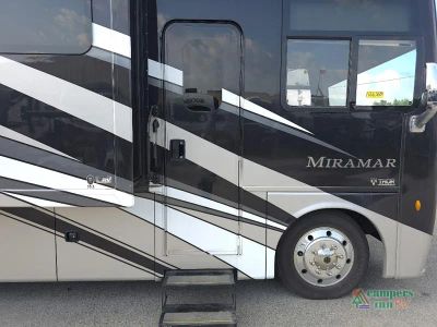 2019 Thor Motor Coach Miramar — photo 23 view
