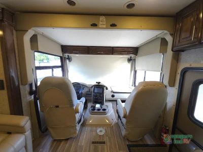 2019 Thor Motor Coach Miramar — photo 30 view