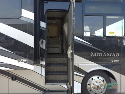 2019 Thor Motor Coach Miramar — photo 25 view