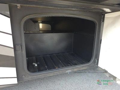 2019 Thor Motor Coach Miramar — photo 11 view
