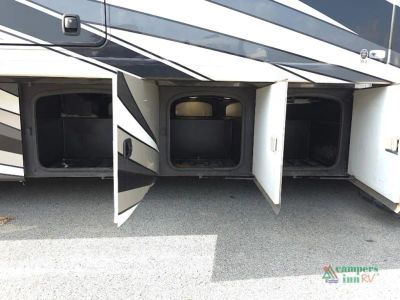 2019 Thor Motor Coach Miramar — photo 10 view