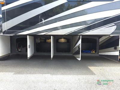 2019 Thor Motor Coach Miramar — photo 18 view