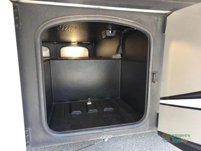 2019 Thor Motor Coach Miramar — photo 21 view