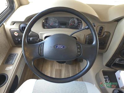 2019 Thor Motor Coach Miramar — photo 33 view