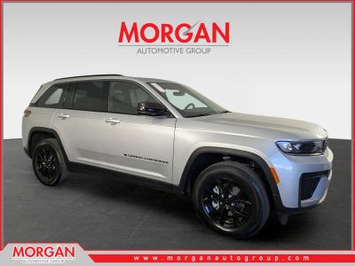 2026 Jeep Grand Cherokee Laredo in Silver — front three-quarter view
