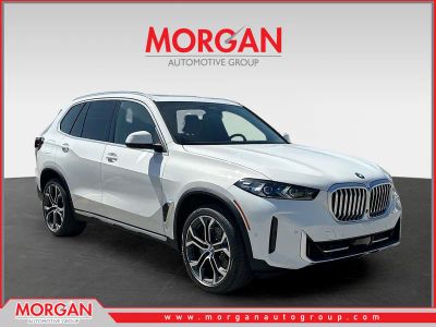 2026 BMW X5 sDrive40i in Alpine White — front three-quarter view