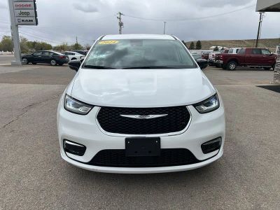 2024 Chrysler Pacifica — side profile view