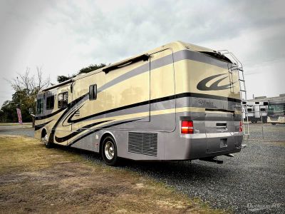 2003 Monaco RV Windsor — rear three-quarter view
