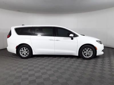 2023 Chrysler Voyager - Photo 2