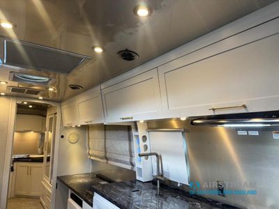 2024 Airstream Classic - Photo 16