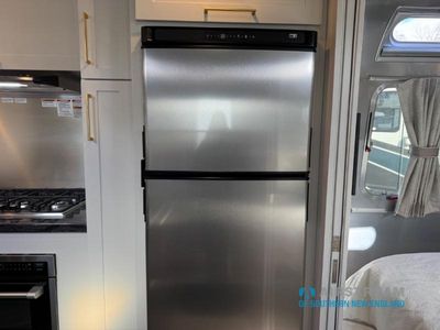 2024 Airstream Classic - Photo 22