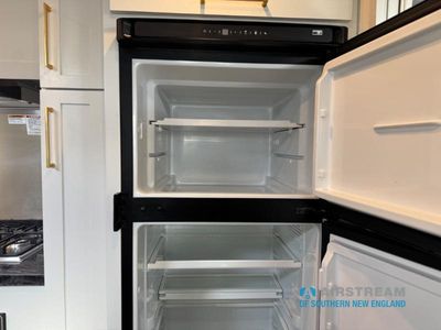2024 Airstream Classic - Photo 23
