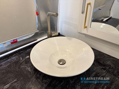 2024 Airstream Classic - Photo 40