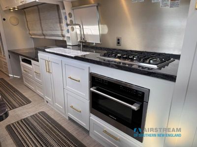 2024 Airstream Classic - Photo 15