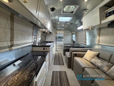 2024 Airstream Classic - Photo 6