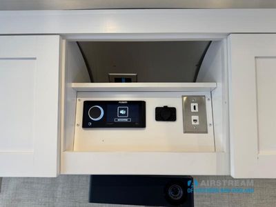 2024 Airstream Classic - Photo 30