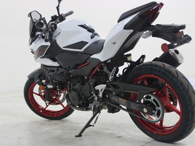 2026 Kawasaki Z500 SE ABS — engine compartment view