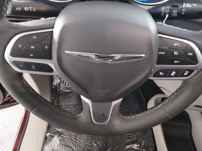2023 Chrysler Pacifica — photo 12 view