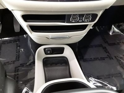 2023 Chrysler Pacifica — photo 24 view